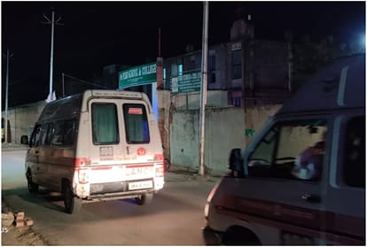 कोरोना मरीज के संपर्क में आए लोगों को क्वारंटीन सेंटर ले जाती एम्बुलेंस