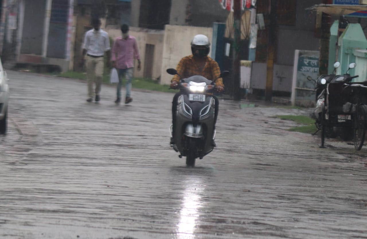 heavy rain start in Gorakhpur see latest photos