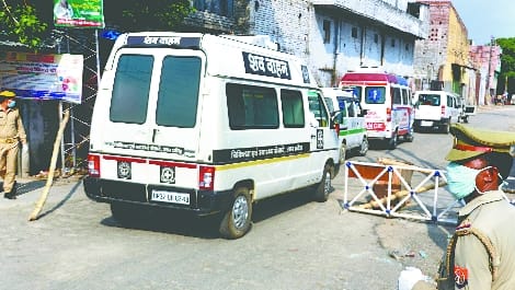 The team arrived in an ambulance carrying the bodies of Hajipur cemetery under tight security