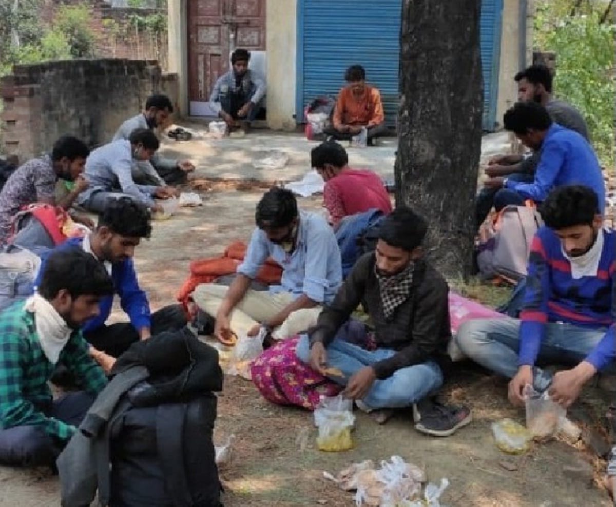Workers going home on foot with pain and helplessness in lockdown