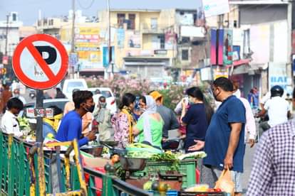 ना में कर्फ्यू की ढील के बीच खरीदारी करते हुए लोग