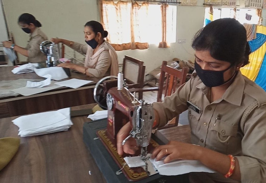 Hathras: Women police personnel doing social service along with duty