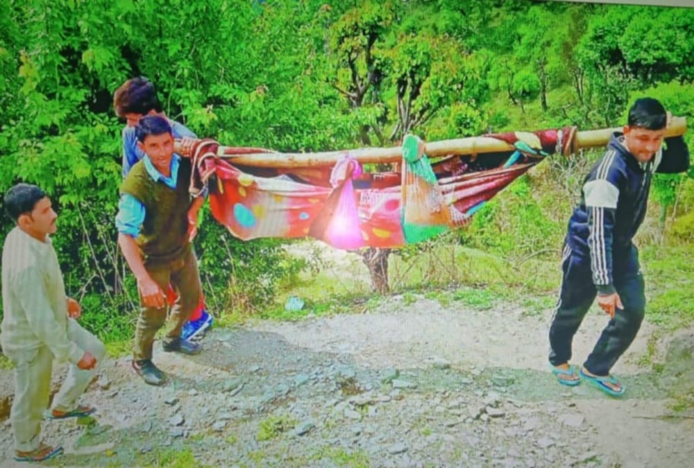 parents carry son on their back and walk 6 kilometers in mountain area for admitted in hospital