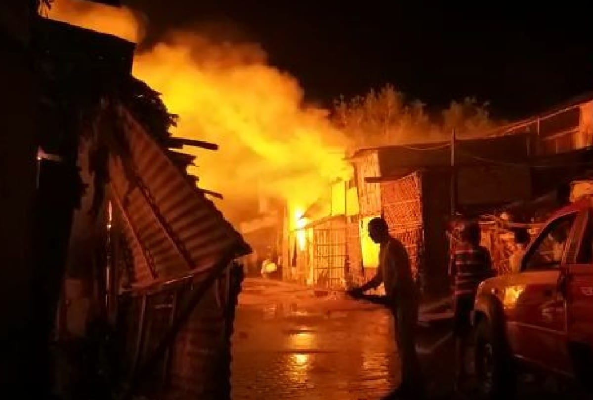 Massive fire breaks out at Wood market in firozabad