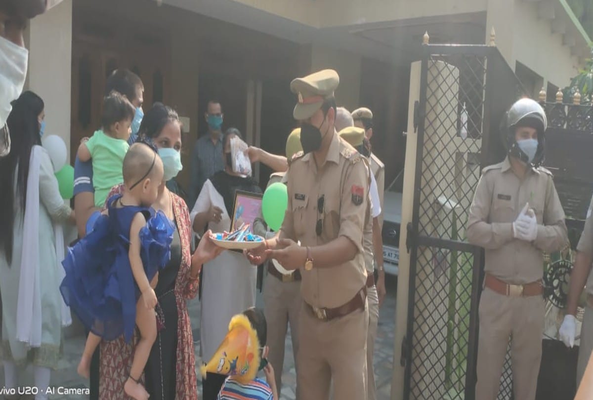 Mathura Police Celebrate One Year Old Baby First Birthday Cut Cake