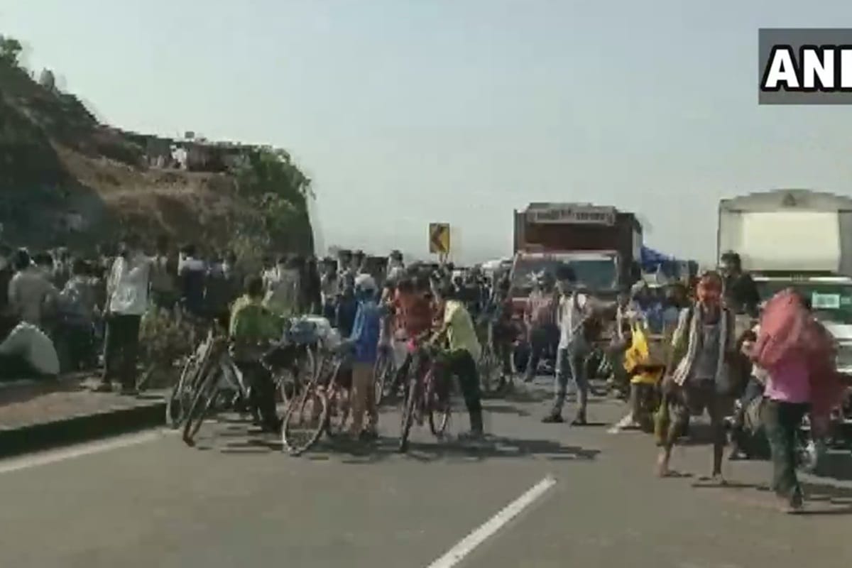 migrant workers stopped by police at state border after they were trying to enter into state from Maharashtra