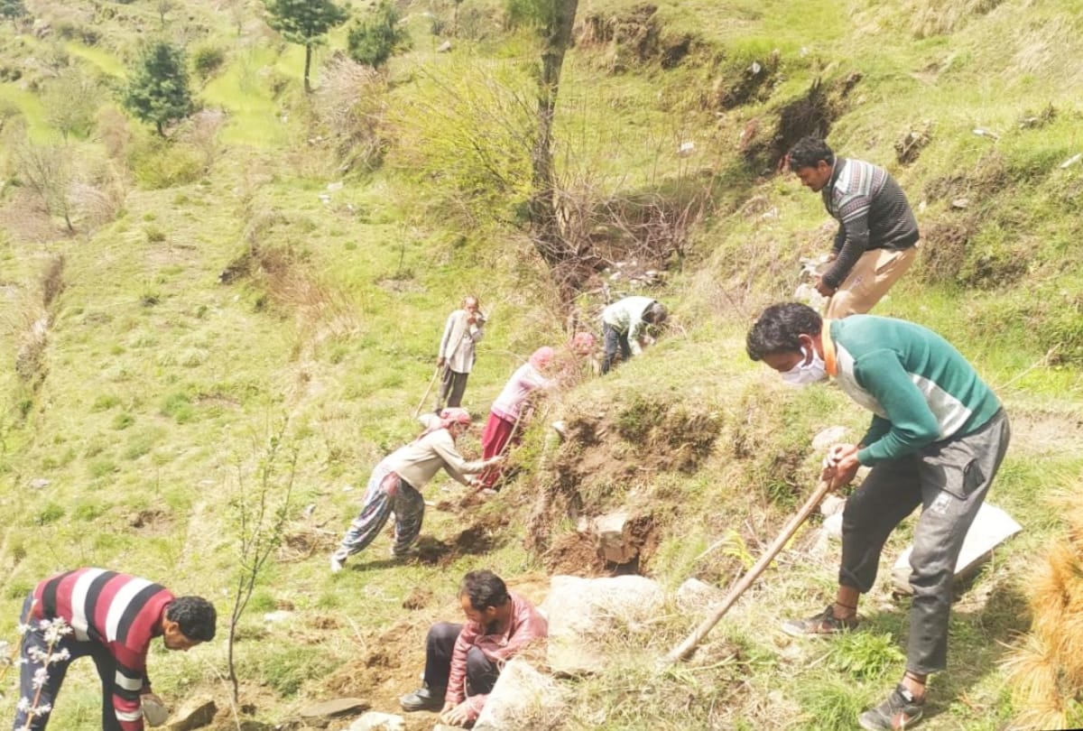 lockdown: 10 thousand works started including mega project in Himachal, one lakh got employment
