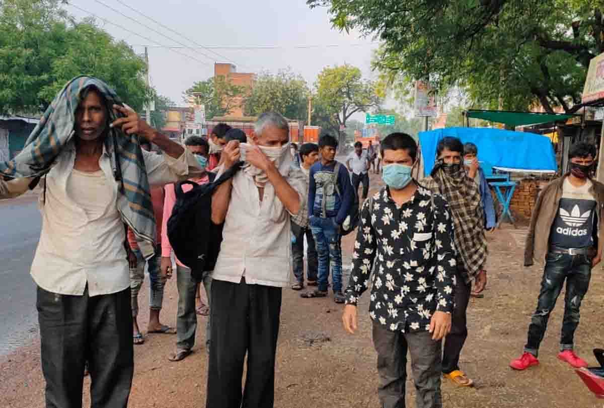 Air India former pilot help migrants and arrange bus and cars for them