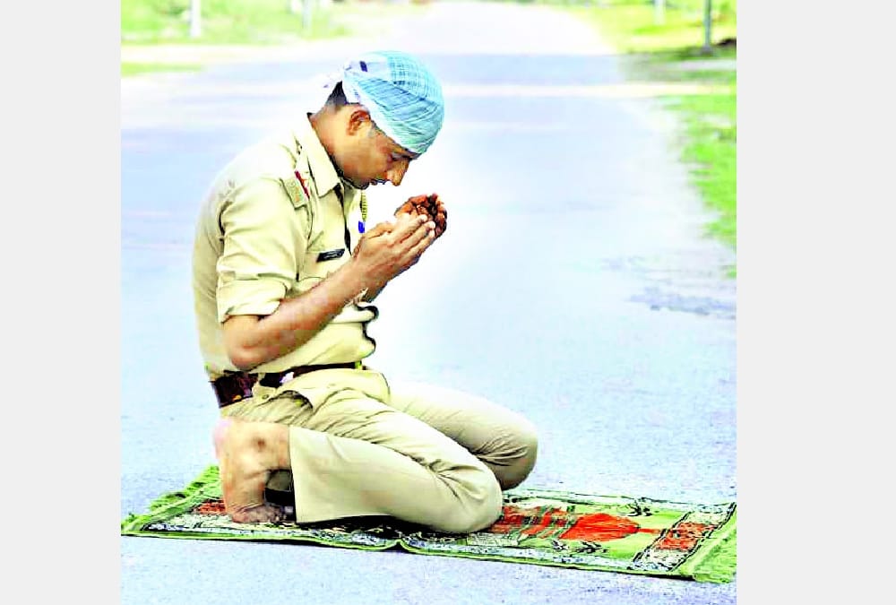 Police men are doing their duty during lockdown.