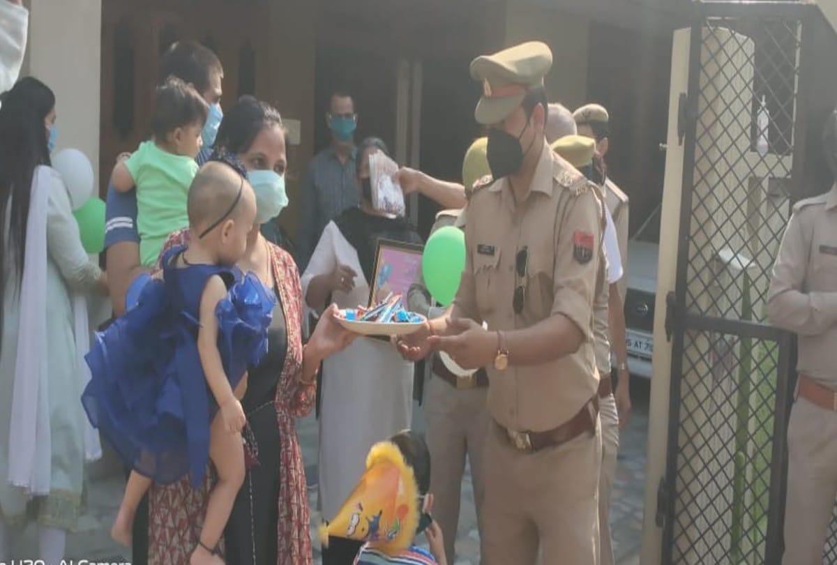 Mathura Police Celebrate One Year Old Baby First Birthday Cut Cake