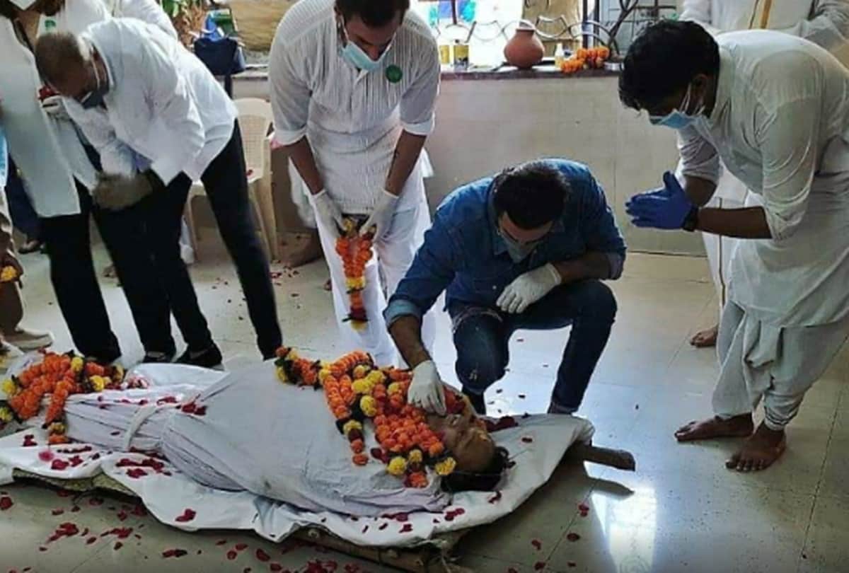 Rishi Kapoor Last Rites photos at Mumbai Chandanwadi Crematorium Neetu Singh Ranbir alia kareena saif