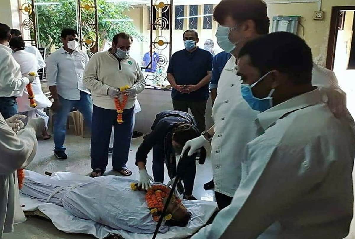 Rishi Kapoor Last Rites photos at Mumbai Chandanwadi Crematorium Neetu Singh Ranbir alia kareena saif