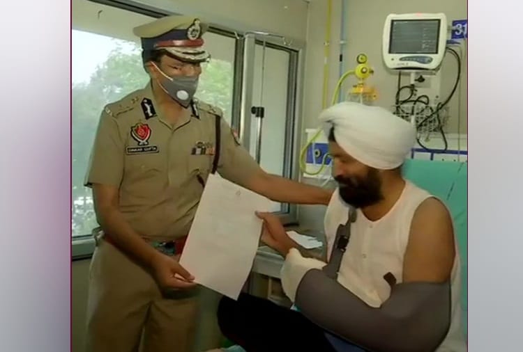 Coronavirus, Punjab DGP Dinkar Gupta Handed over the appointment letter of SI Harjeet Singh’s son, Arshpreet Singh