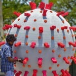 चेन्नई में कोरोना वायरस की कलाकृति को अंतिम रूप देता कलाकार।