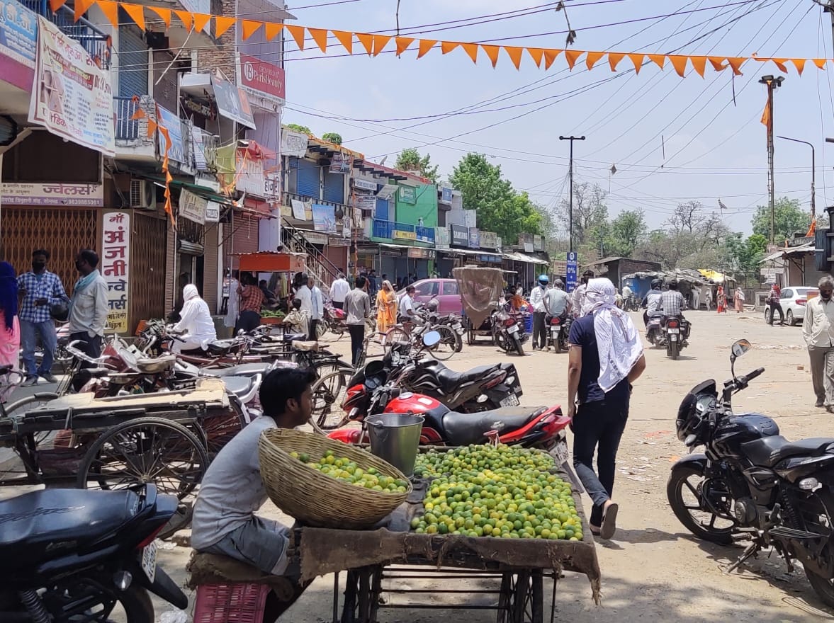 UP: Government will stop harassment of track shopkeepers, will talk to shopkeepers before shifting