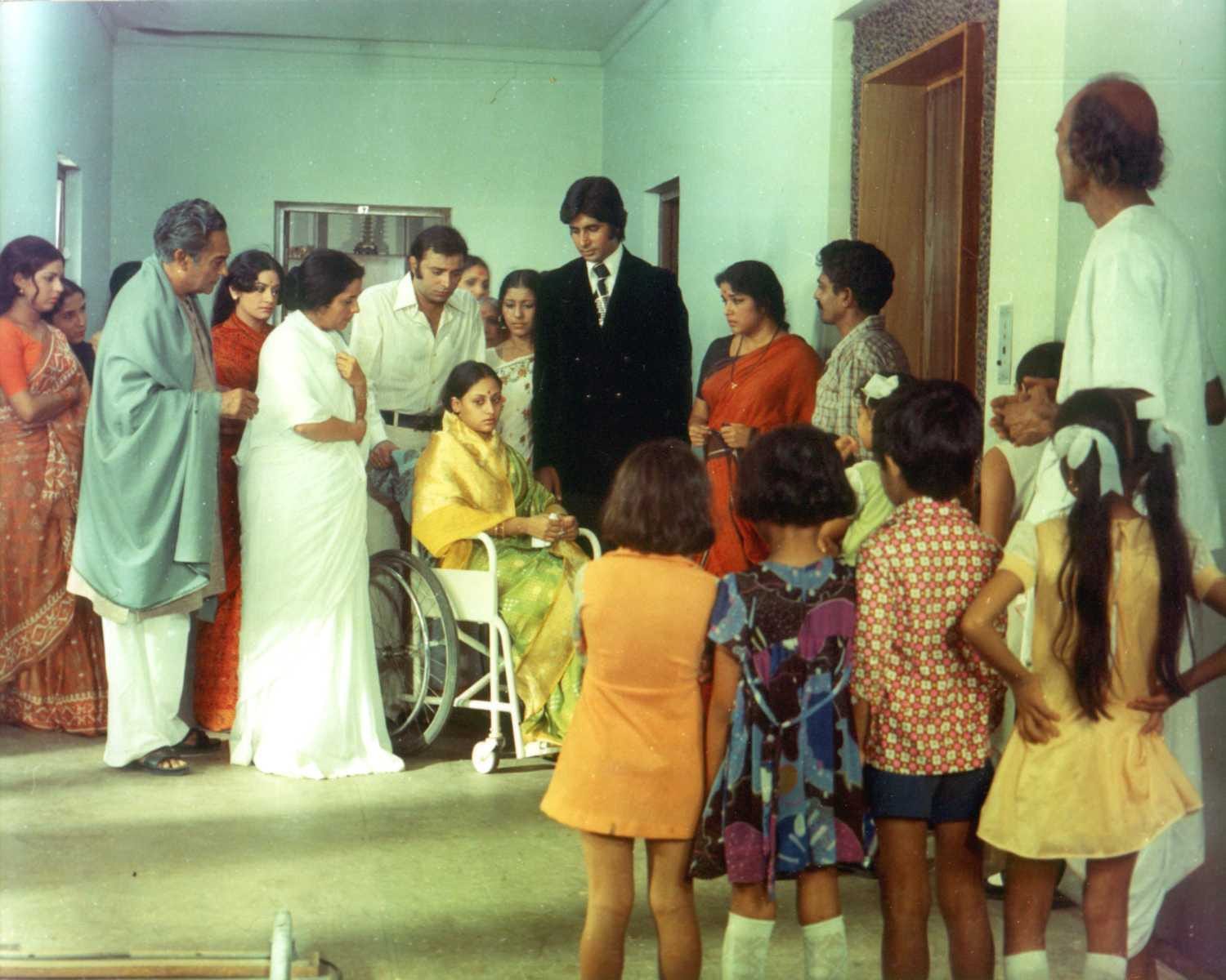 these 10 bollywood actors died who worked with Amitabh Bachchan