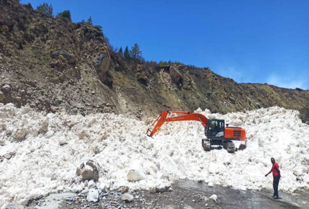 Uttarakhand Weather: Glacier falls On badrinath Highway , Many Vehicles Stuck