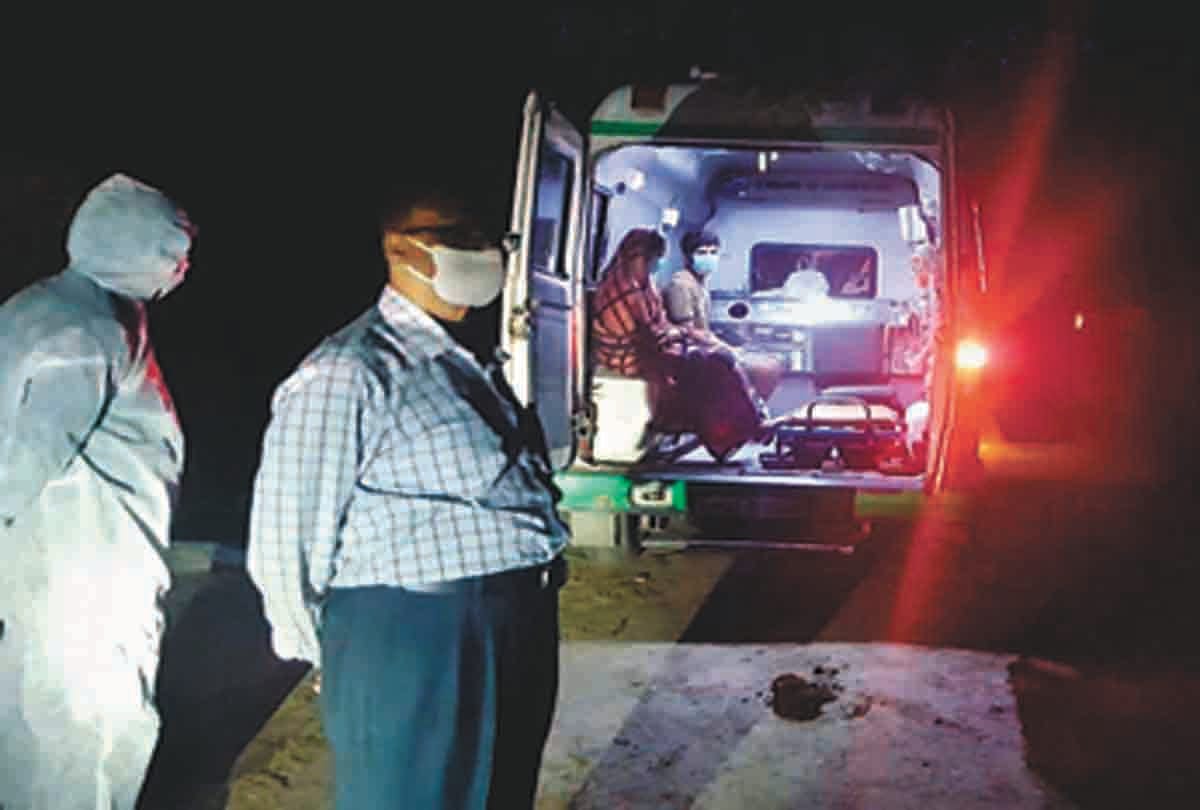 मंगरौरा ब्लाक केे बरहुपुर में कोरोना संक्रमितों को एंबुलेंस में लेकर जाते स्वास्थ्यकर्मी।
