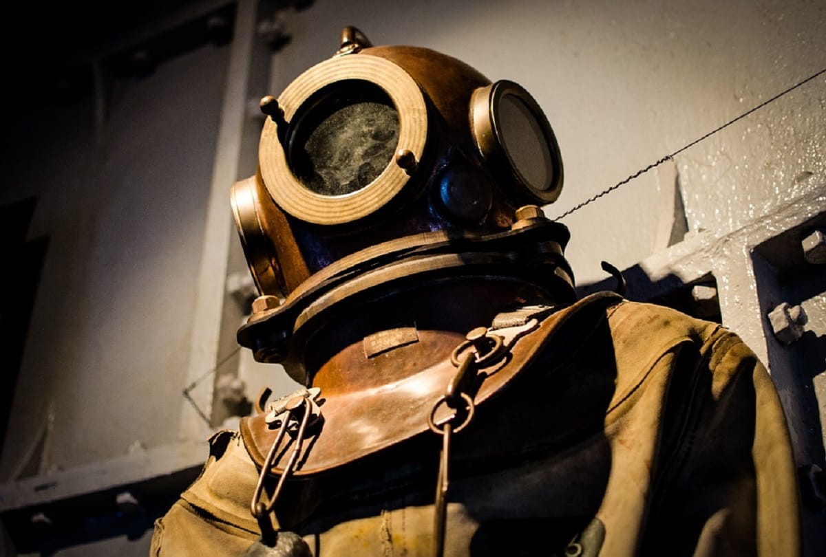 Worlds first diving suit invent by Giovanni Alfonso Borelli