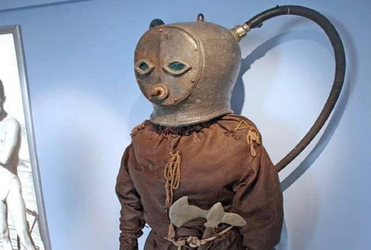 Worlds first diving suit invent by Giovanni Alfonso Borelli