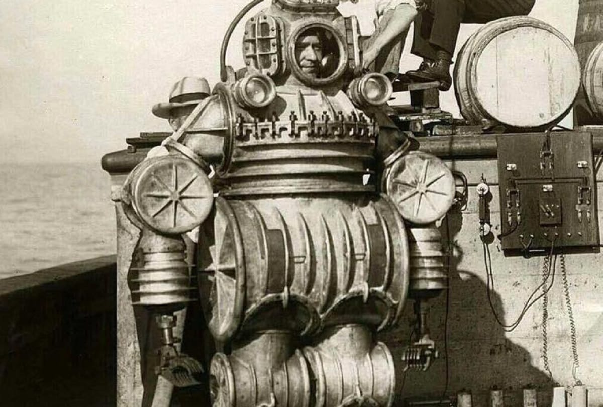 Worlds first diving suit invent by Giovanni Alfonso Borelli