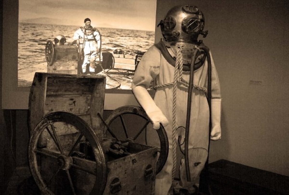 Worlds first diving suit invent by Giovanni Alfonso Borelli