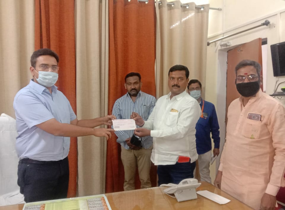 Village head handed over 38 thousand check to DM