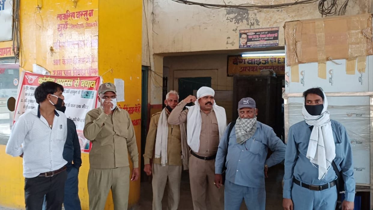 salary cut in lockdown, driver and cunductr doing hungama