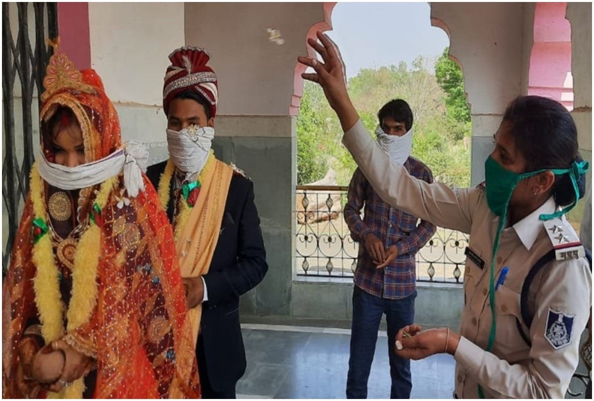 Madhya Pradesh: Narsimhapur Lockdown pandit is not found then lady SI recite wedding mantra