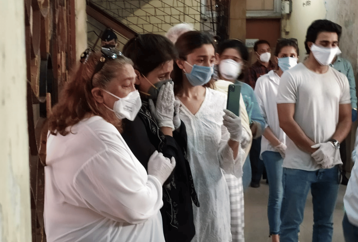 Riddhima Kapoor Kapoor watched Rishi Kapoor funeral from video call Ranbir Kapoor Alia Bhatt emotional