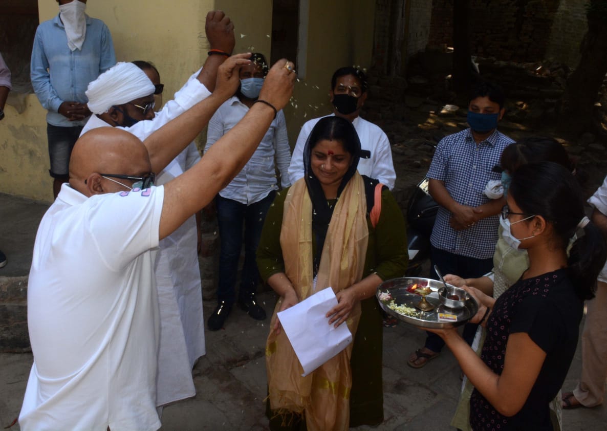 Priyanka Gandhi sent a letter of honor to nurse on return home after one month in varanasi