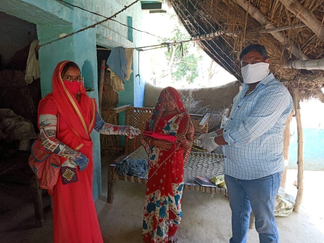 Suman is distributing masks to the poor
