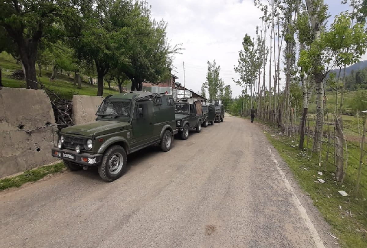 Encounter in Handwara, three terrorists including top LeT commander stranded