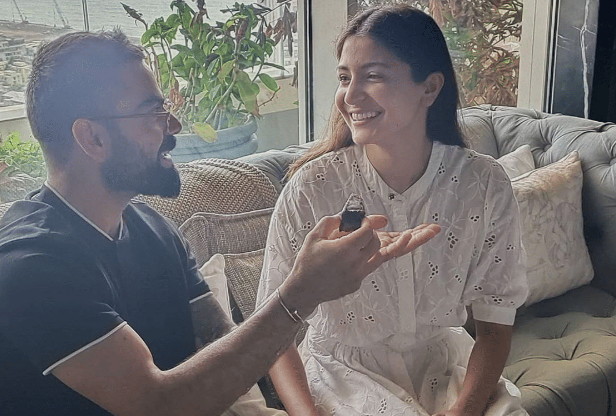 anushka sharma watch pataal lok in living room fans see photo with virat kohli