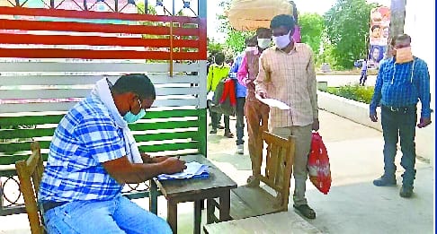 Mirganj police returned 100 laborers from hiding in hiding