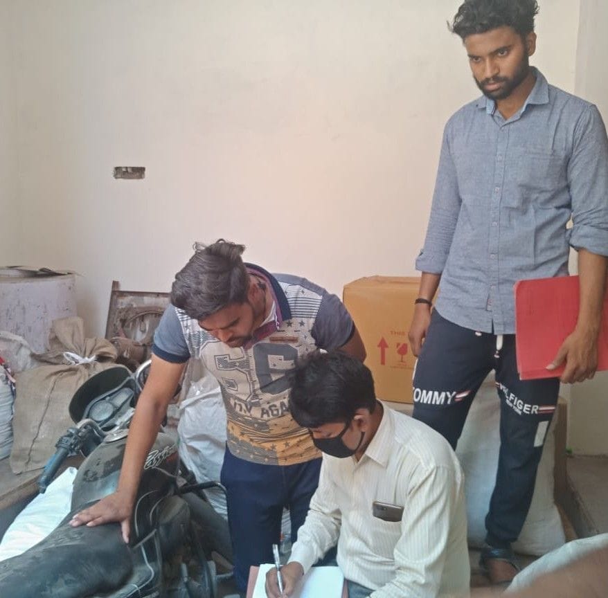 Hathras: Pan masala caught selling in raid