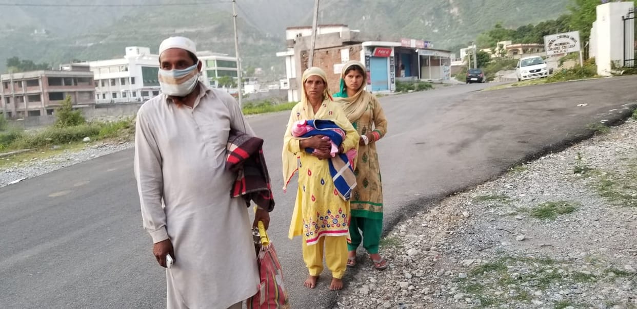 The hospital did not provide an ambulance, the doctor left the house on foot with the newborn