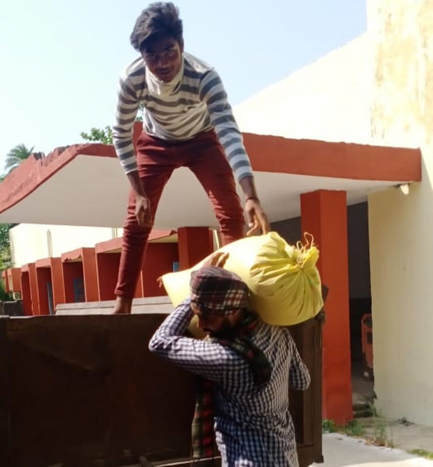 Farmers gave wheat to the administration for the needy