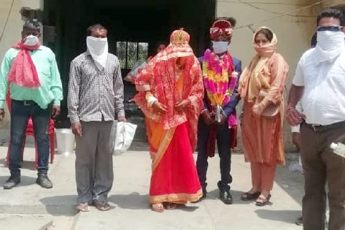 Lockdown, a couple has got married by police on Uttarakhand border at Bijnor