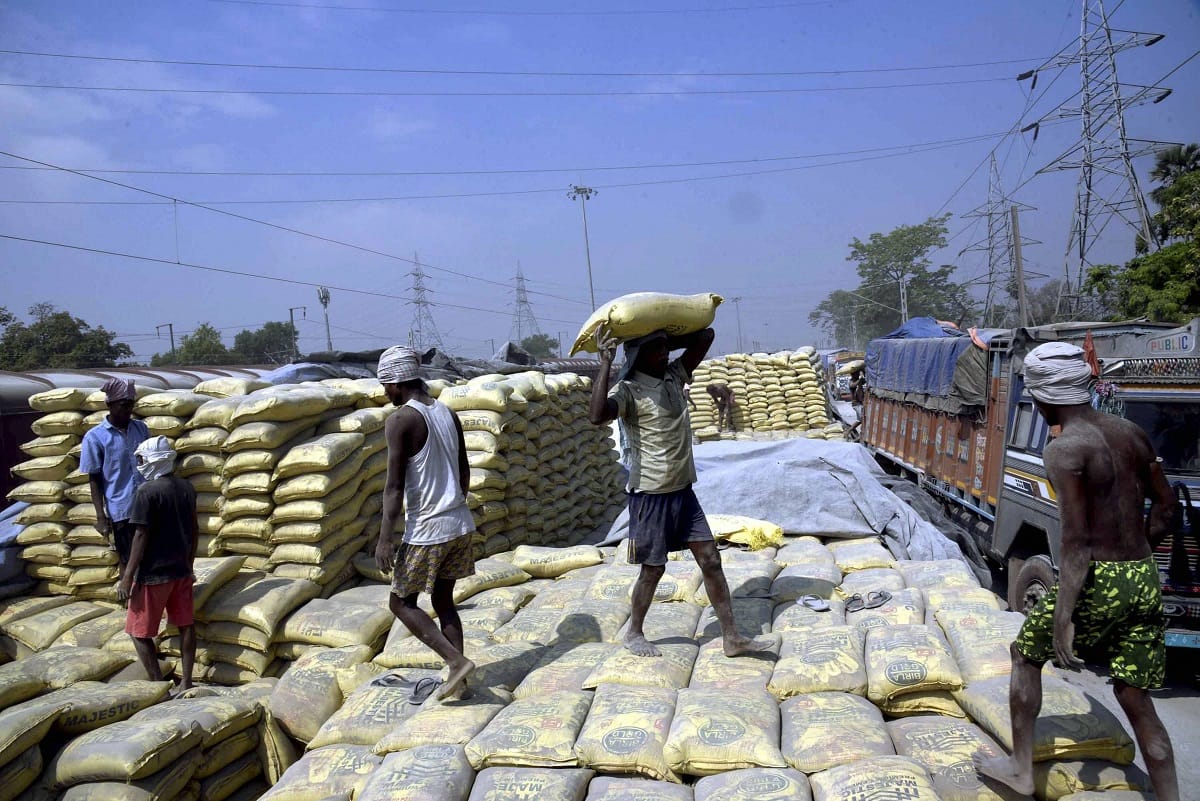 How to run an industry without workers, a big challenge to bring the economy back on track