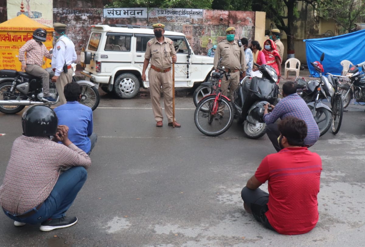 Police punished people for lockdown guideline break in gorakhpur