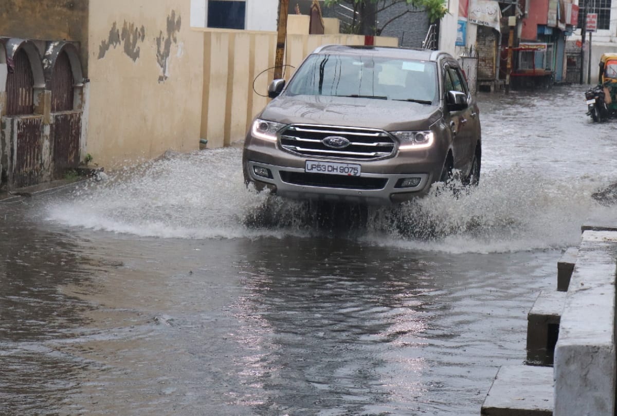 Five People died due to heavy rain and Lightning fall in gorakhpur mandal