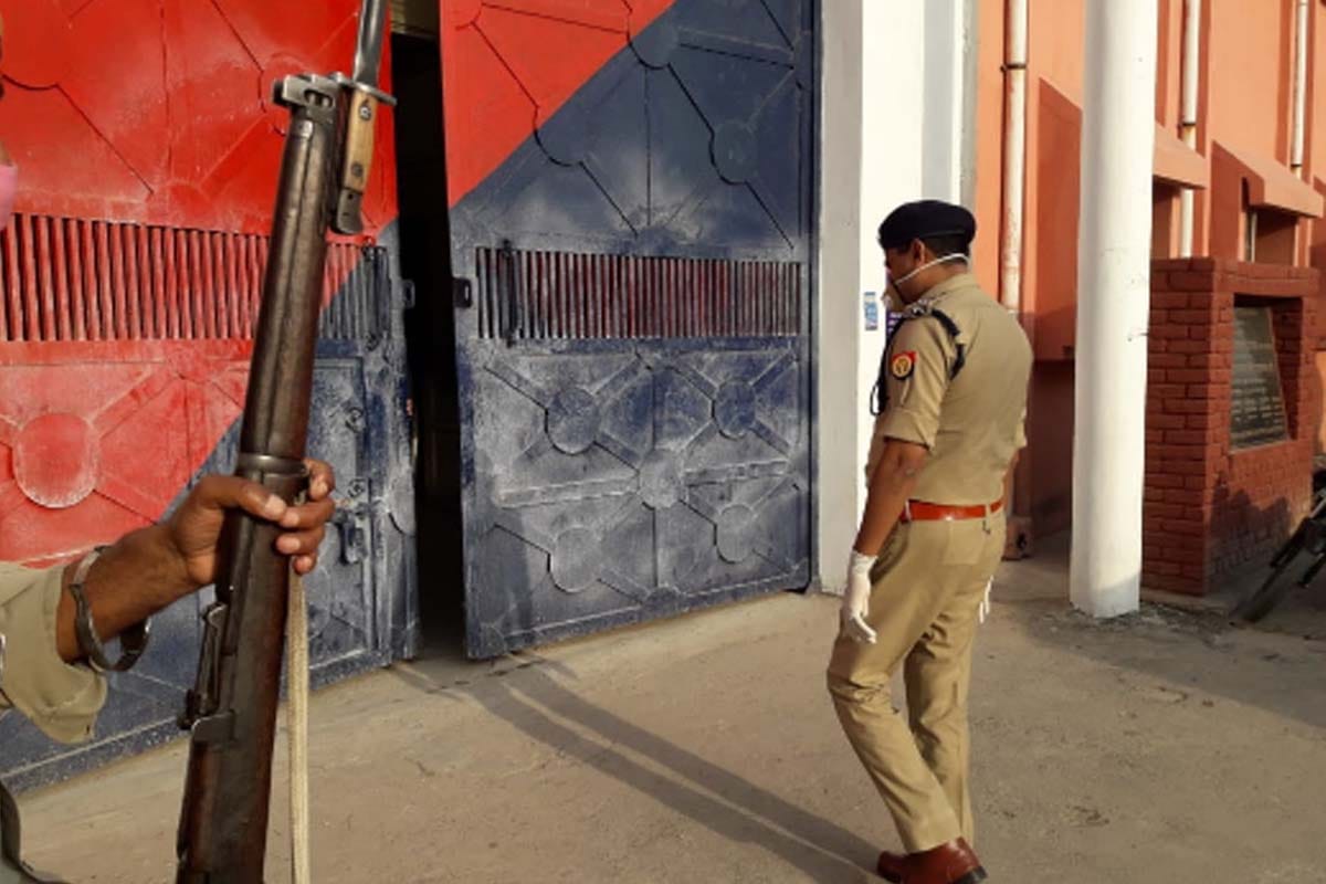Two groups of prisoners clashed in Baghpat District Prison, one prisoner killed, another injured