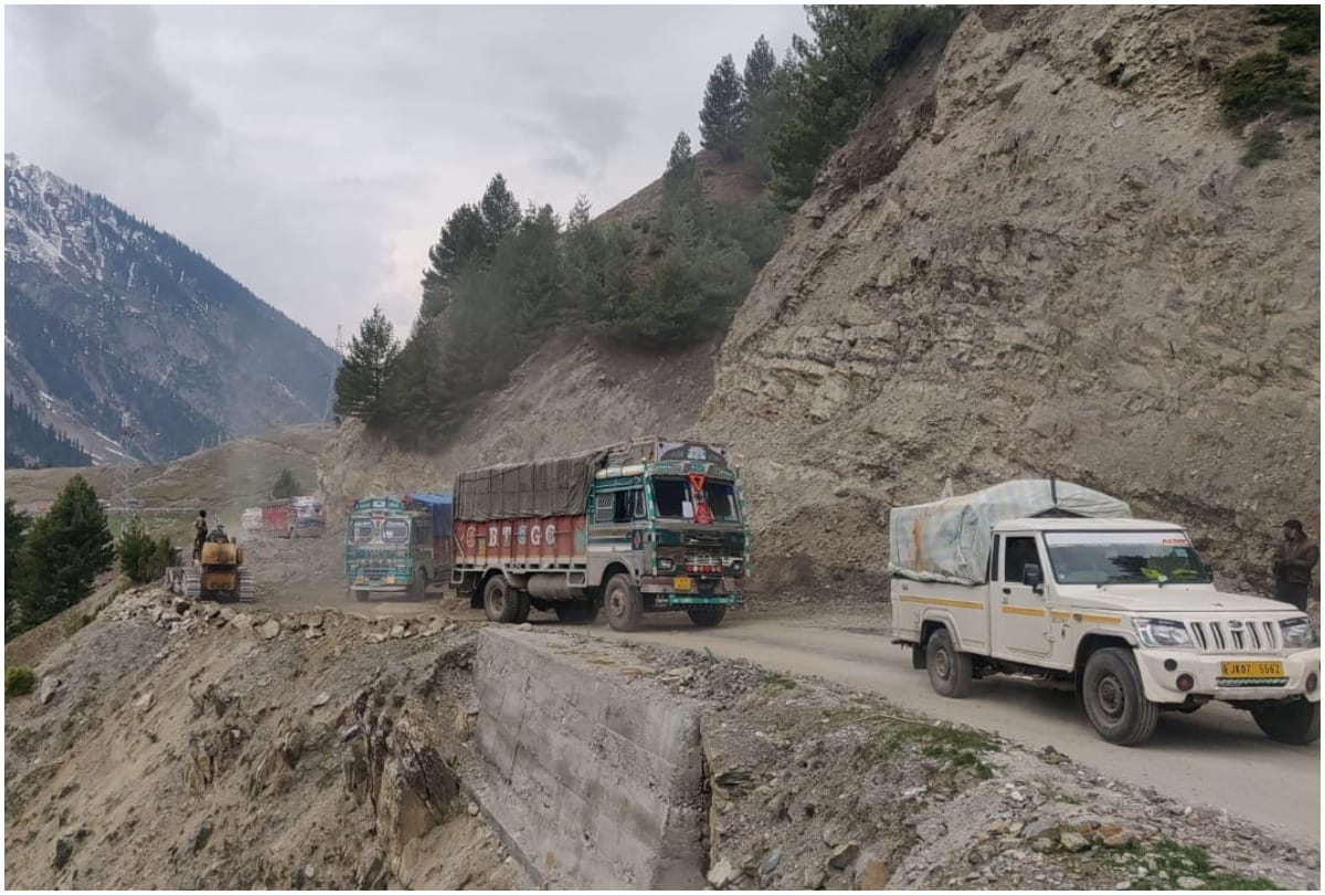Zojila: BRO evacuation of 80 trucks stuck in avalanche, traffic restored