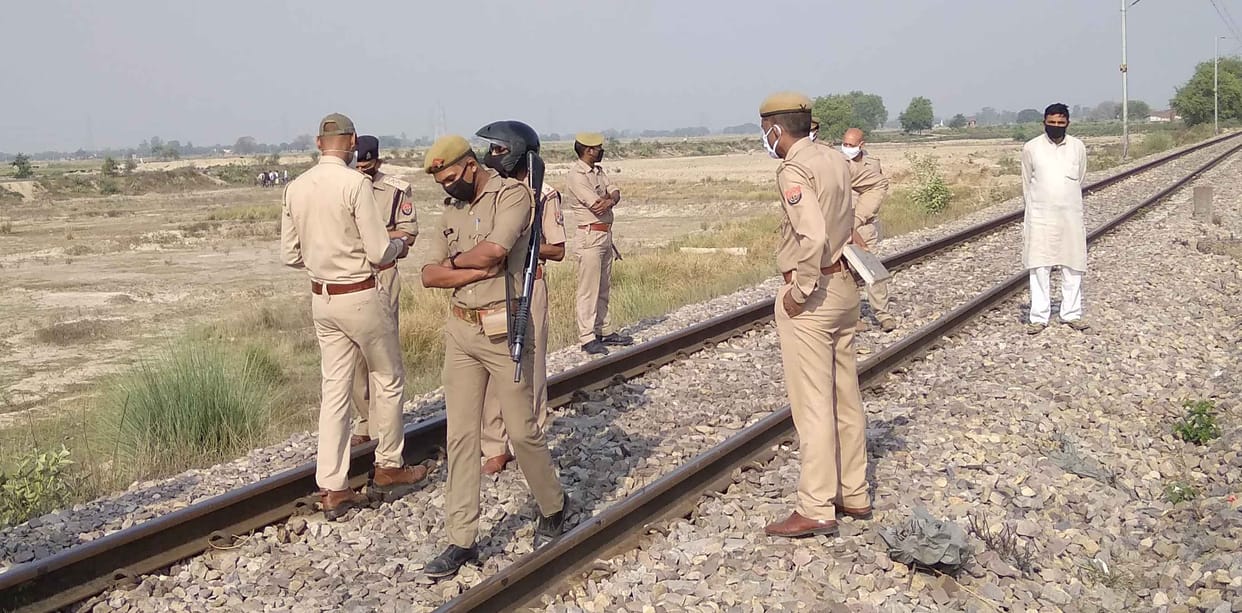 Lover couple dies by train