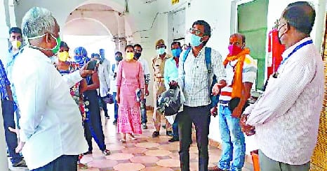 Violation of social distance in collectorate for making pass
