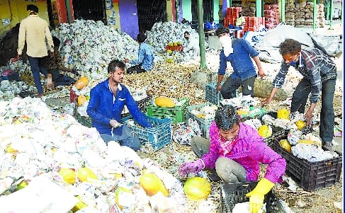 Trucks coming from Mumbai-Delhi in Delapir Mandi still not monitored...