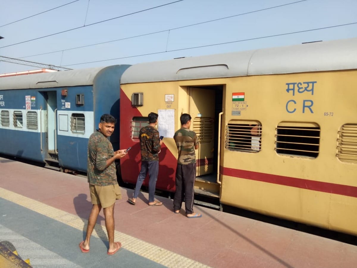 lockdown army special train reached Cantt railway station after 38 days in varanasi