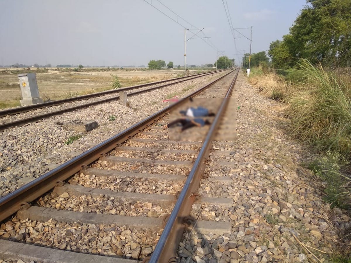 Lovers dead body found on railway track suicide by train in varanasi bhadohi route