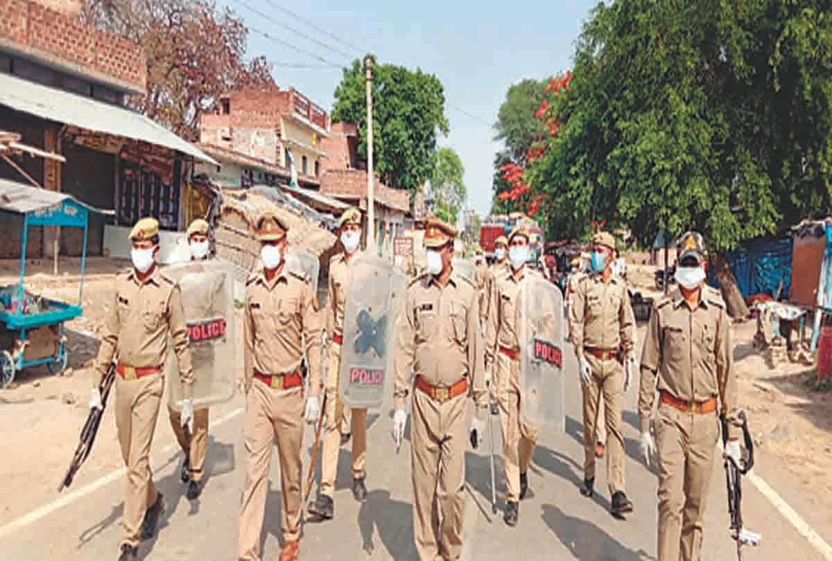 Police march on foot in Lockdown